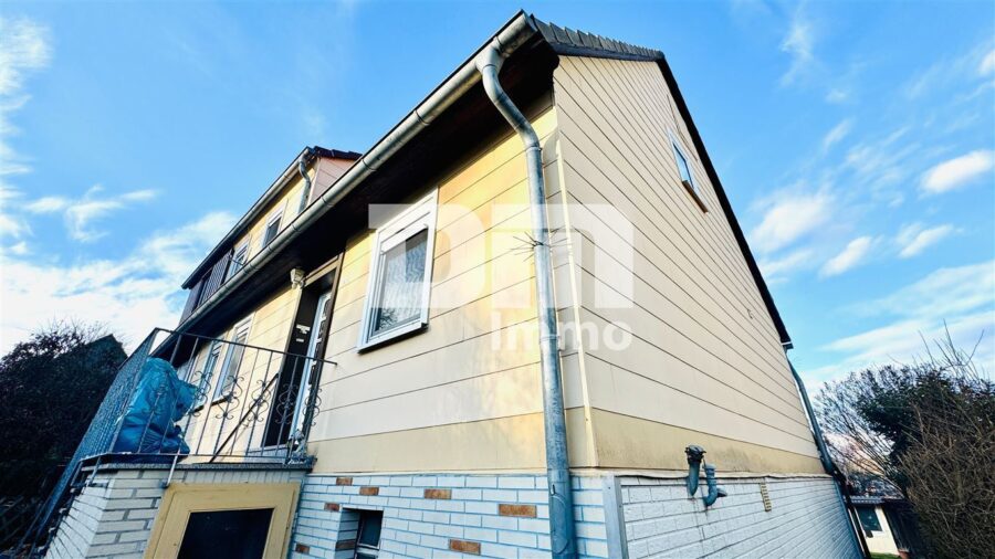 Schöne Doppelhaushälfte mit Nebengebäude, Garage und angelegtem Gartenbereich - Seitenansicht